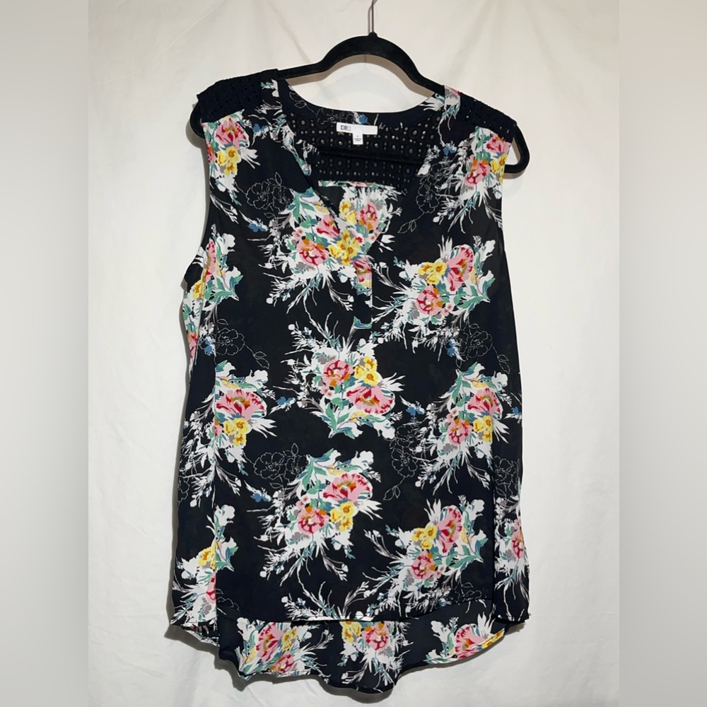 DR2 by Daniel Rainn - Ladies sleeveless black floral shirt w/ eyelet yoke. Sz L